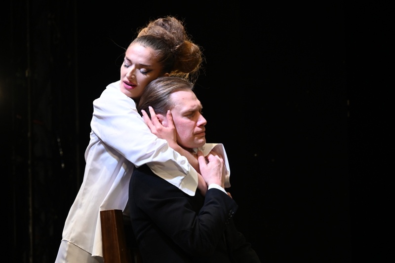 Василий Корсунов в роли Гамлета и Мария Глянц в роли Офелии