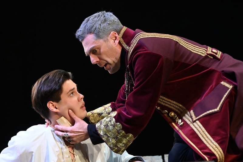 Андрей Павлов в роли Лаэрта и Павел Мамонов в роли Полония