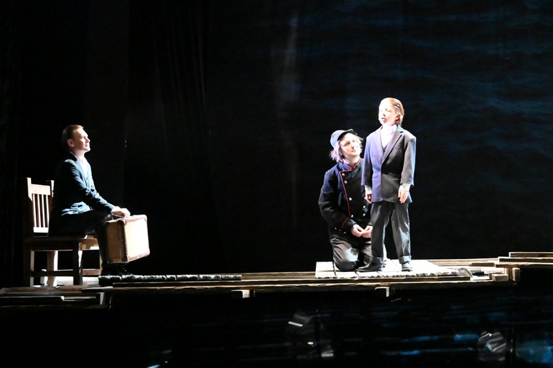 Василий Корсунов в роли Гамлета, Станислав Сошин в роли Гамлета в детстве и Сергей Бесхлебнов в роли Йорика