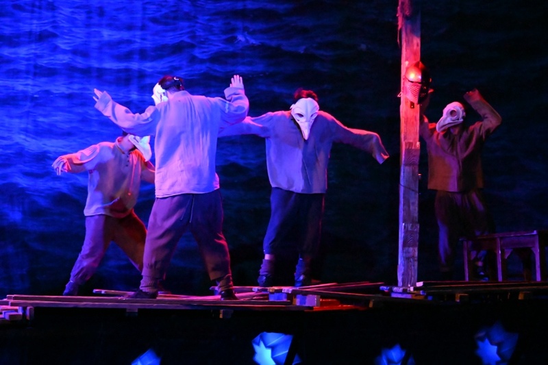 Актеры в сцене из спектакля