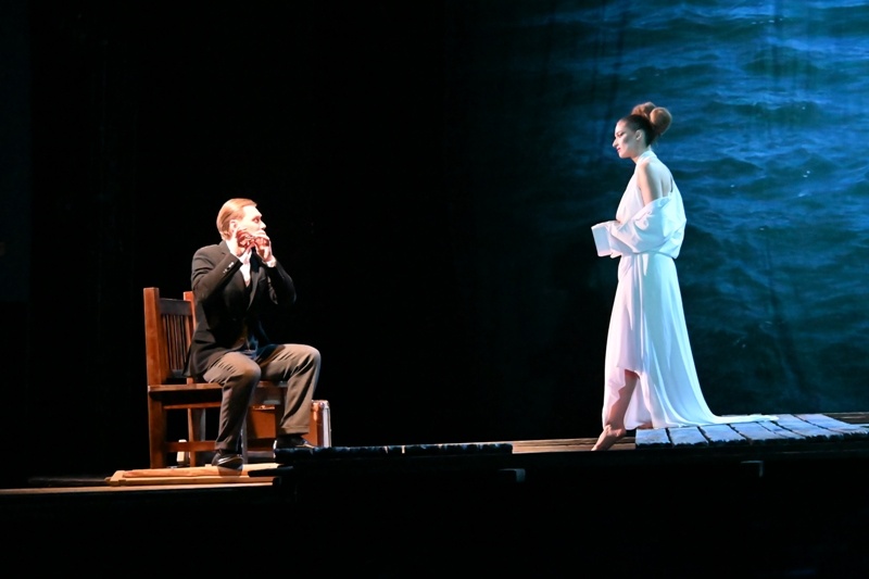 Василий Корсунов в роли Гамлета и Мария Глянц в роли Офелии