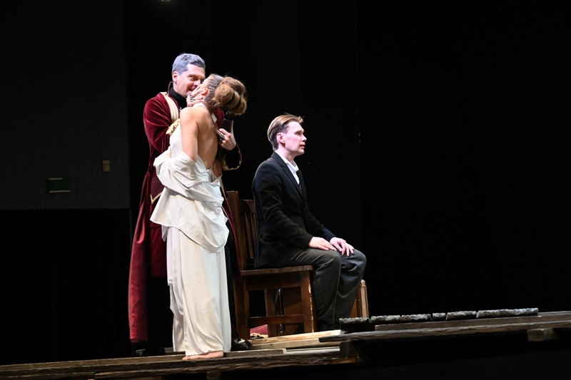 Василий Корсунов в роли Гамлета, Мария Глянц в роли Офелии и Павел Мамонов в роли Полония