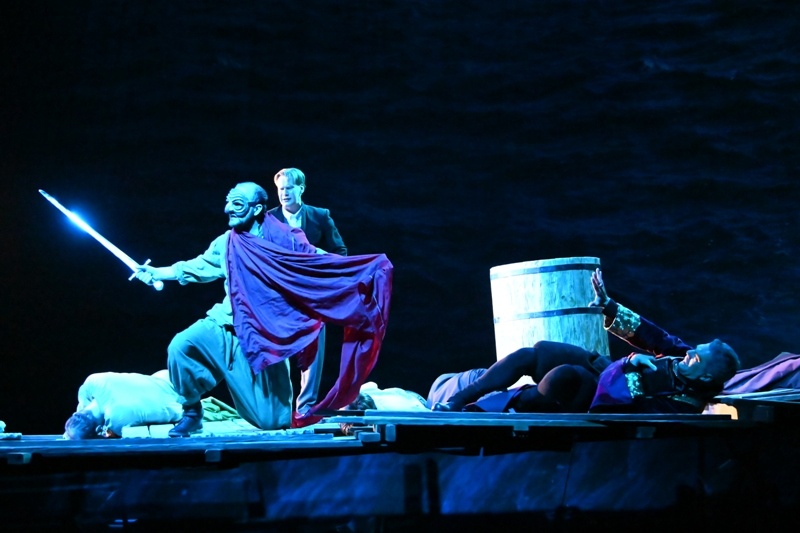 Актеры в сцене из спектакля