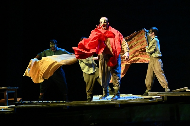 Евгений Фроленков и актеры в сцене из спектакл