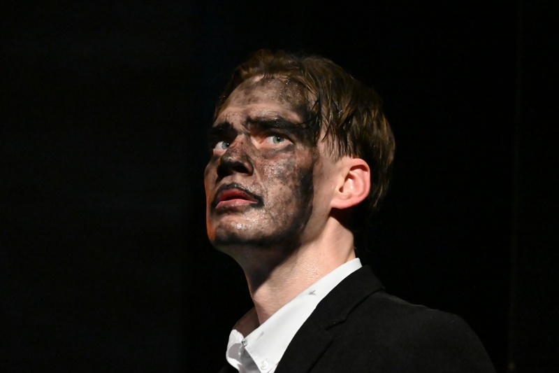 Василий Корсунов в роли Гамлета