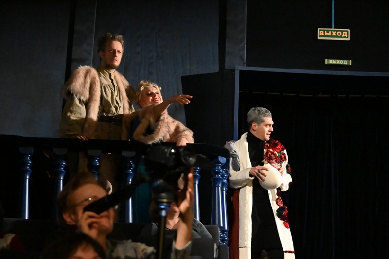 Станислав Сухарев в роли Клавдия, Ирина Качуро в роли Гертруды и Павел Мамонов в роли Полония