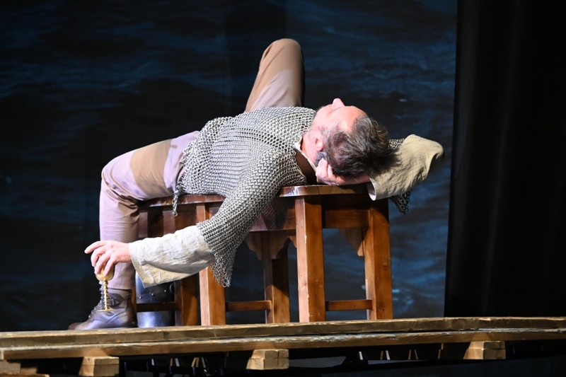 Станислав Сухарев в роли Клавдия 