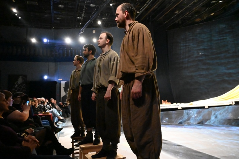 Актеры в сцене из спектакля