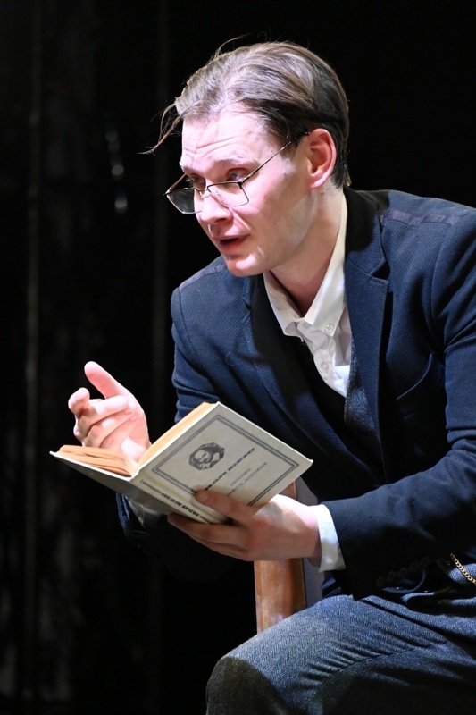 Василий Корсунов в роли Гамлета