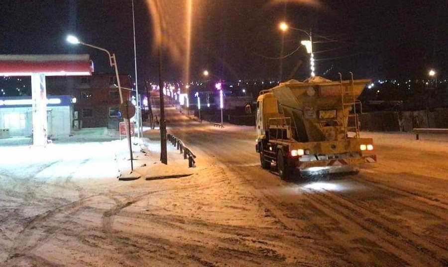 Обработка дороги песко-соляной смесью 