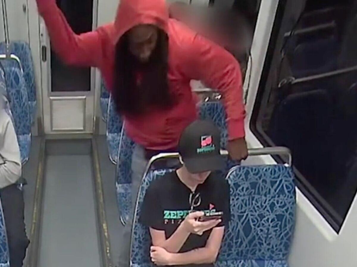    Момент нападения на л украинскую беженку в метро в США. Кадр записи камеры видеонаблюдения