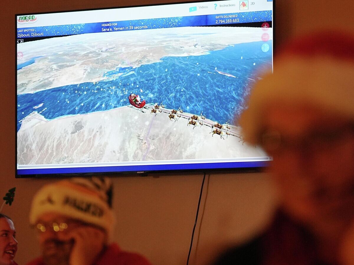    На экране отображается перемещение Санта-Клауса на базе Космических сил NORAD в Колорадо-Спрингс, штат Колорадо | © AP Photo / David Zalubowski