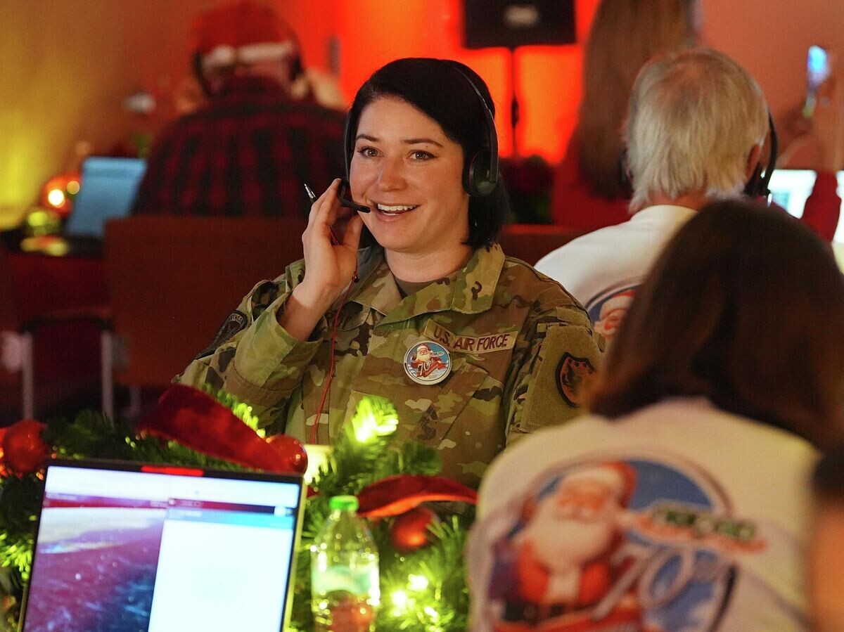    Майор ВВС США Эмили Троп отвечает на звонок людей, интересующихся местонахождением Санта-Клауса во время его кругосветного путешествия, в колл-центре на космической базе NORAD в Колорадо-Спрингс | © AP Photo / David Zalubowski