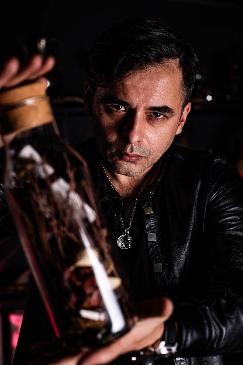 Чтобы токсичное влияние подарка проявилось, предмет должен быть рядом с человеком: носиться на теле или храниться в жилище.