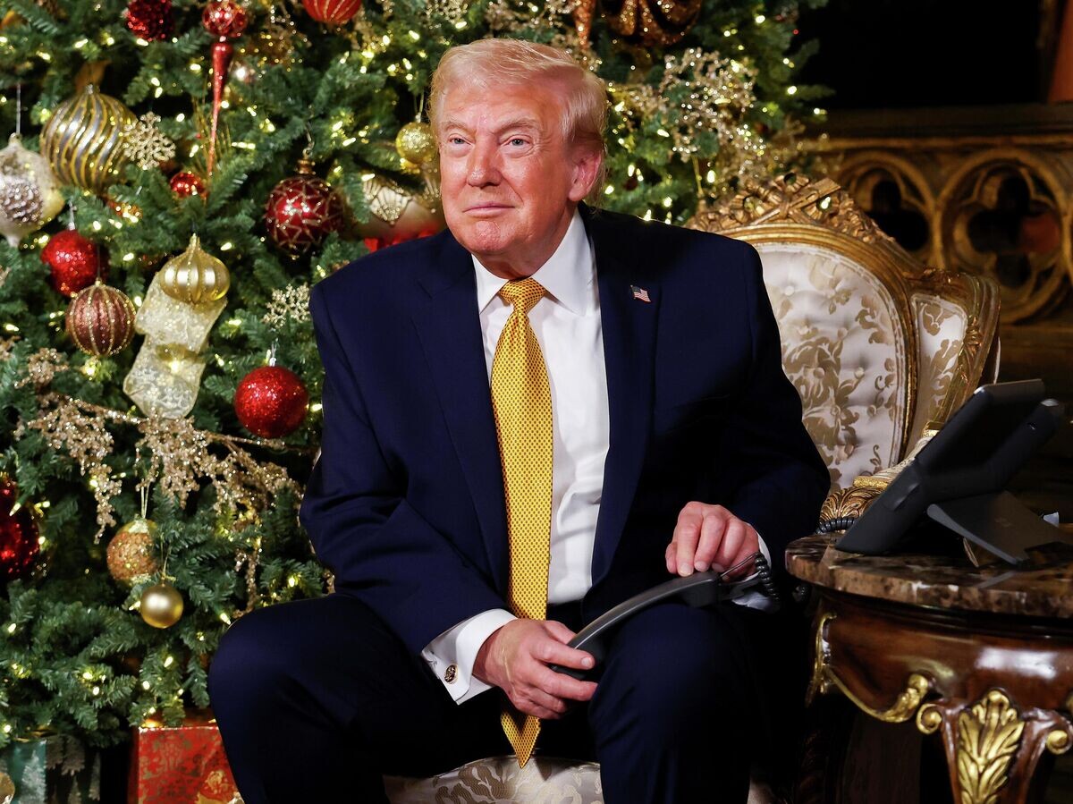    Президент США Дональд Трамп отвечает на вопросы детей, которые позвонили на горячую линию Северо-американского командования Пентагона, чтобы узнать, где находится упряжка Санта-Клауса | © Getty Images / Tasos Katopodis