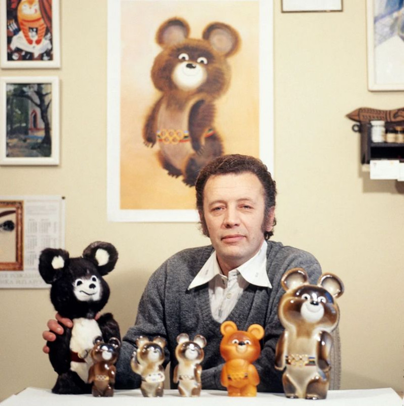 Виктор Чижиков (1935—2020) со своим питомцем — олимпийским Мишкой