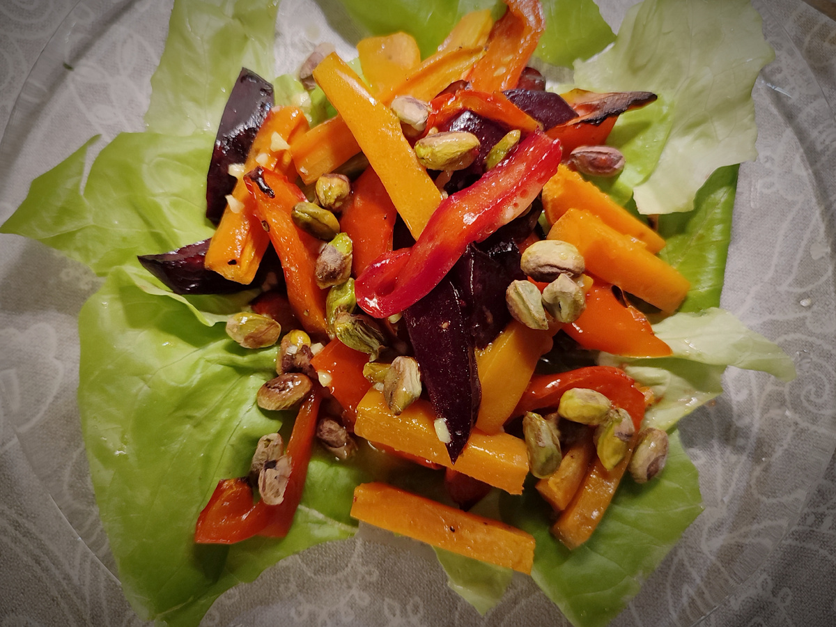 Салат или закуска с запеченными овощами и апельсиновой заправкой. Фотографии в статье принадлежат Марии Суровой 