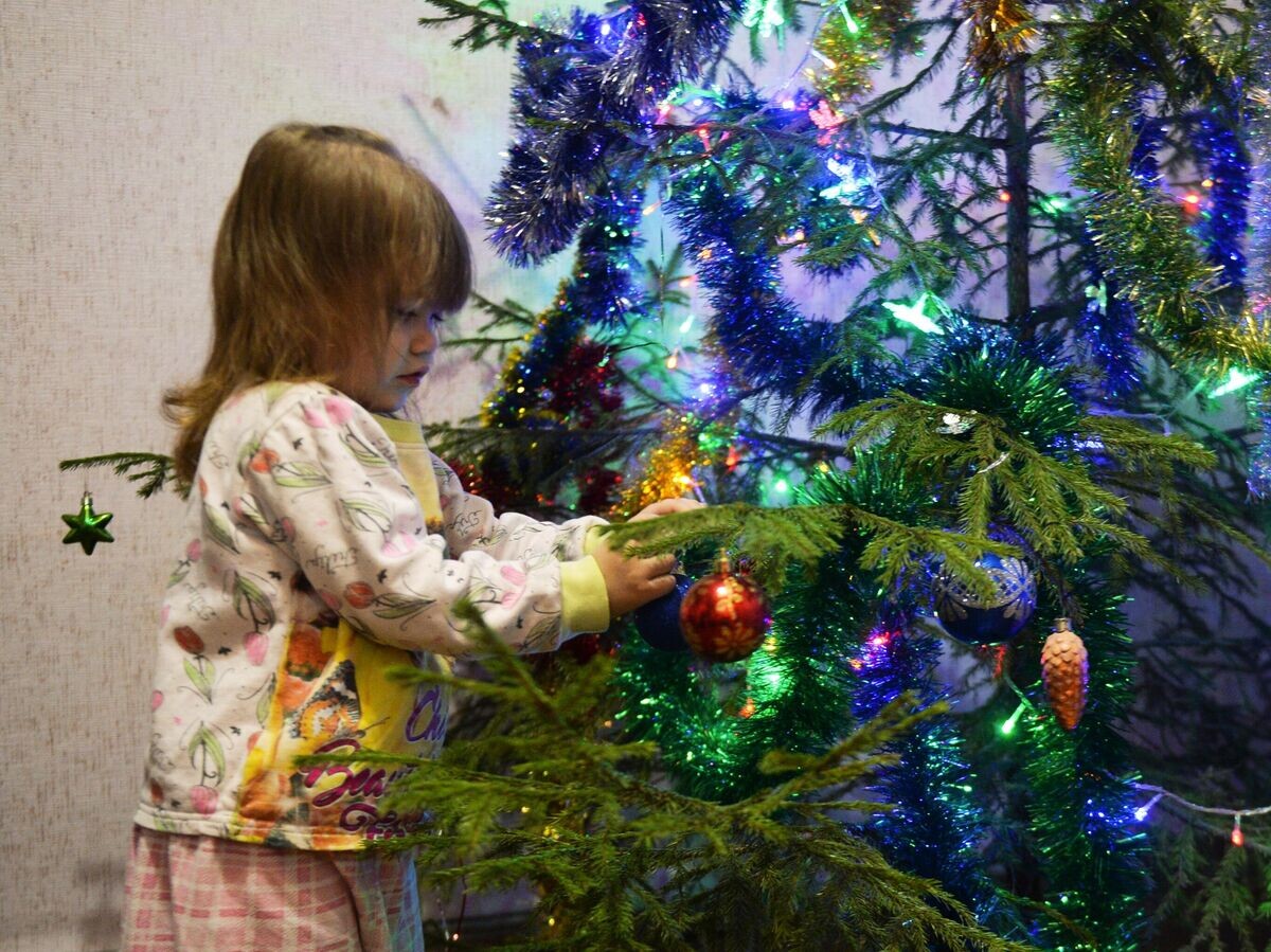    Девочка наряжает новогоднюю ель | © РИА Новости / Павел Лисицын