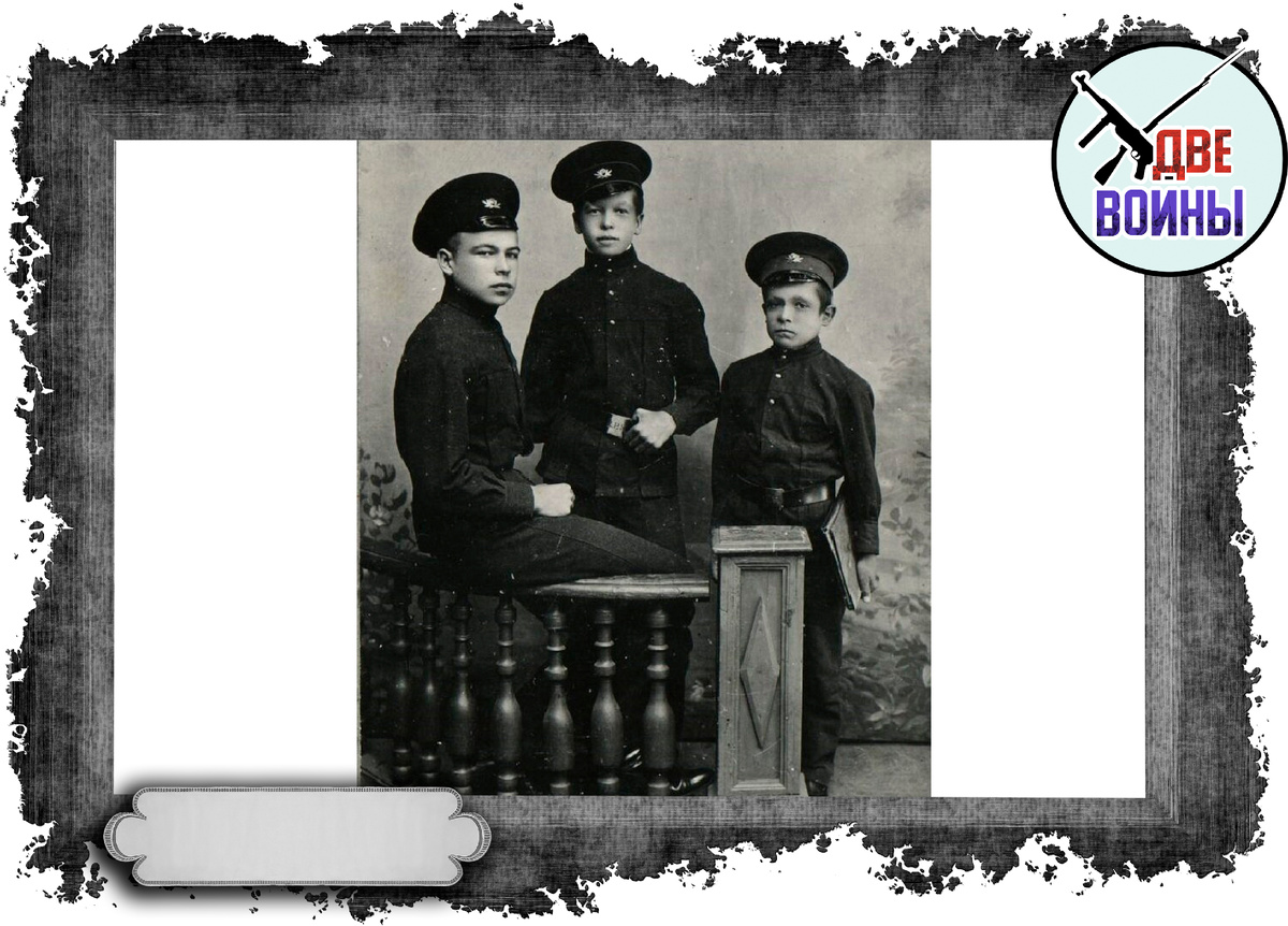 С братом в училище. Фото в свободном доступе.