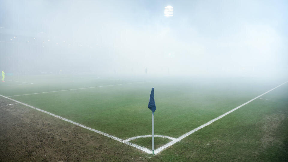     Футболист умер во время матча, подавившись монетой www.globallookpress.com/IMAGO/Maximilian Koch