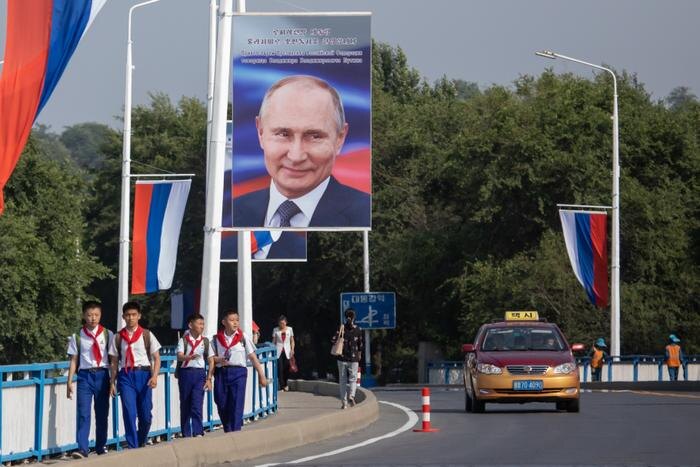Плакат с Владимиром Путиным в Пхеньяне. Обложка © Life.ru