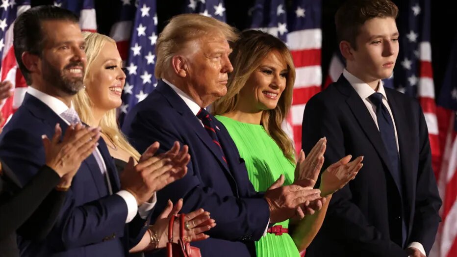 Трамп младший с родителями и детьми Дональда Трампа от предыдущих браков.