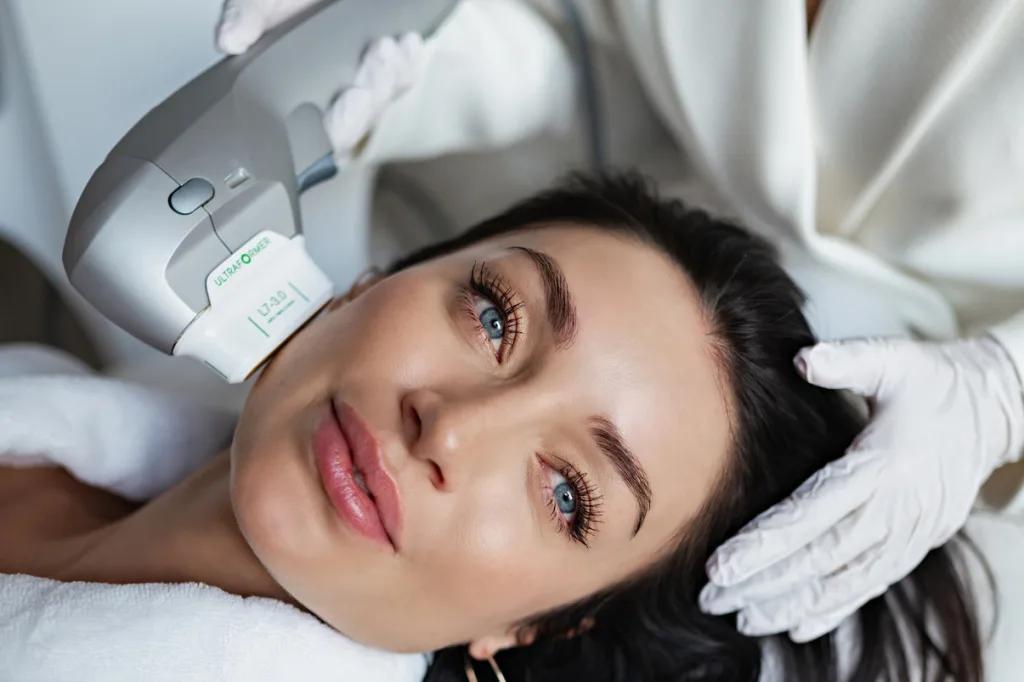 Ультраформер показан при возрастном птозе и потере чёткости овала, чаще после 30 лет, когда поверхностные процедуры уже неэффективны.