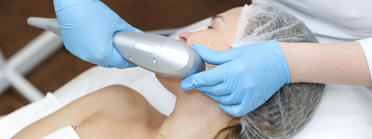 Ultraformer использует микро- и макрофокусированный ультразвук для точного воздействия на дерму, подкожную клетчатку и SMAS-слой на разных глубинах.