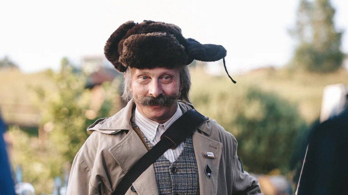    Фото со съемок фильма «Простоквашино», где актер Иван Охлобыстин исполнил роль почтальона Печкина / Фото: Пресс-служба «Атмосфера кино»