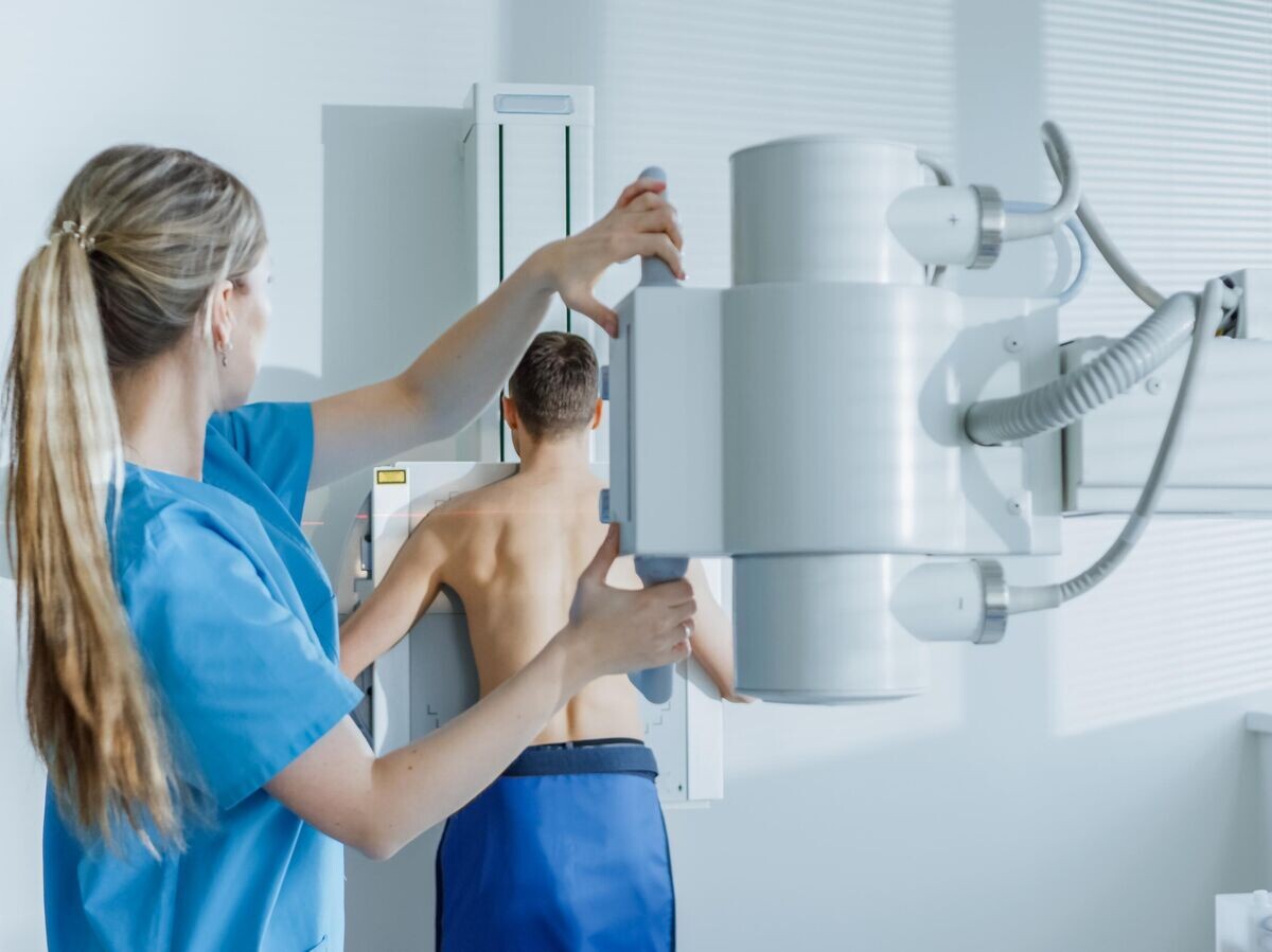    Рентгеновский аппарат для сканирования в больнице | © iStock.com / gorodenkoff