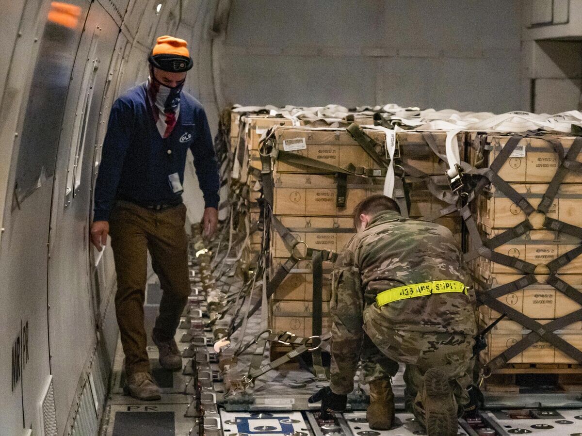    Американские военнослужащие загружают боеприпасы и оружие в рамках помощи США Украине на авиабазе Дувр, штат Делавэр | © AP Photo / U.S. Air Force / Stephani Barge