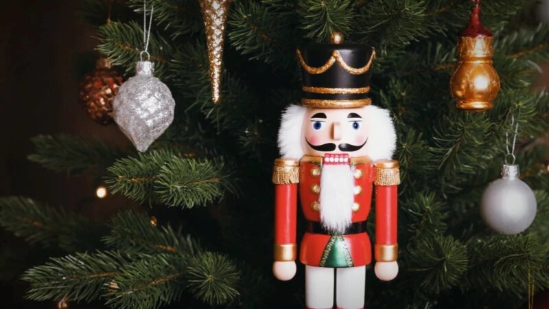     Елочные игрушки. Новогодняя елка. Новый год. Алиса AI / Altapress.ru