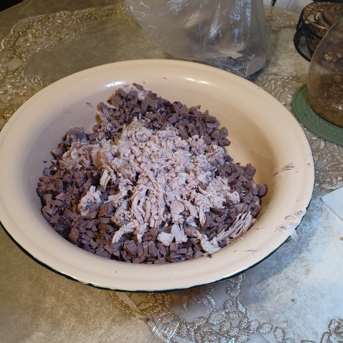 Сваренное мясо и печень (или сердце) перемешиваем.