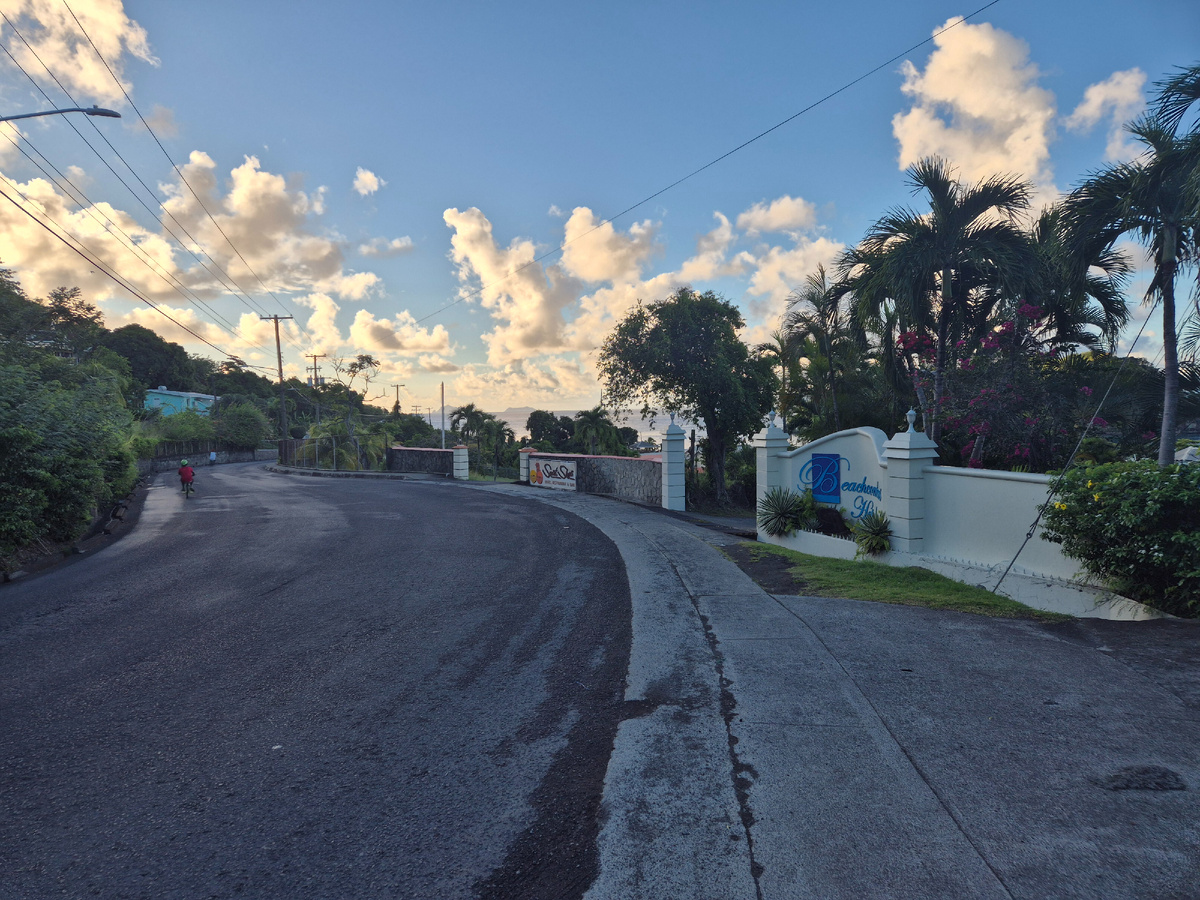 ждем возле отеля маршрутку, Сент-Винсент и Гренадины 