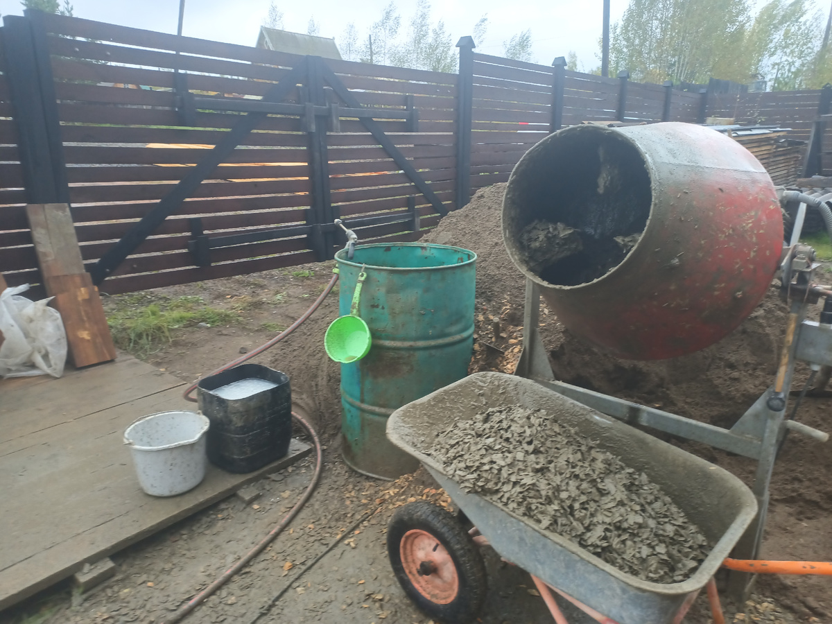 В чёрной ёмкости раствор серно-кислого алюминия, его добавляю один ковш, который висит на бочке, в бочке вода. 