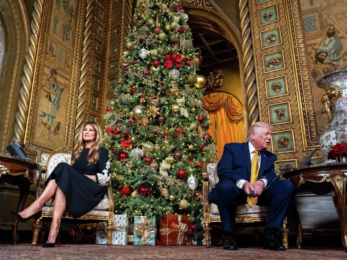    Президент США Дональд Трамп отвечает на вопросы детей, которые позвонили на горячую линию Северо-американского командования Пентагона, чтобы узнать, где находится упряжка Санта-Клауса | © AP Photo / Alex Brandon