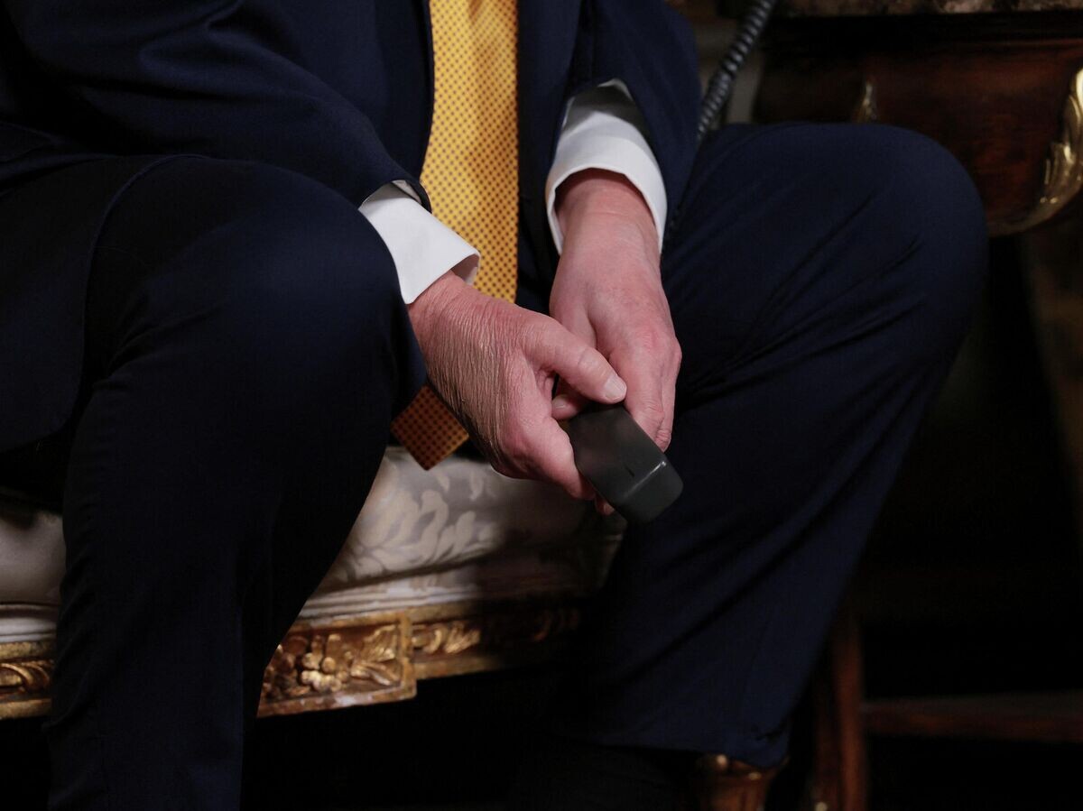    Президент США Дональд Трамп отвечал на вопросы детей по горячей линии NORAD в Мар-а-Лаго | © REUTERS / Jessica Koscielniak