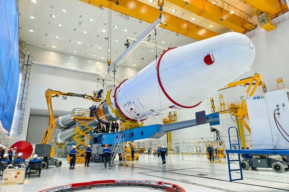    "Союз-2.1б" в монтажно-испытательном комплексе. Фото: ГК "Роскосмос"