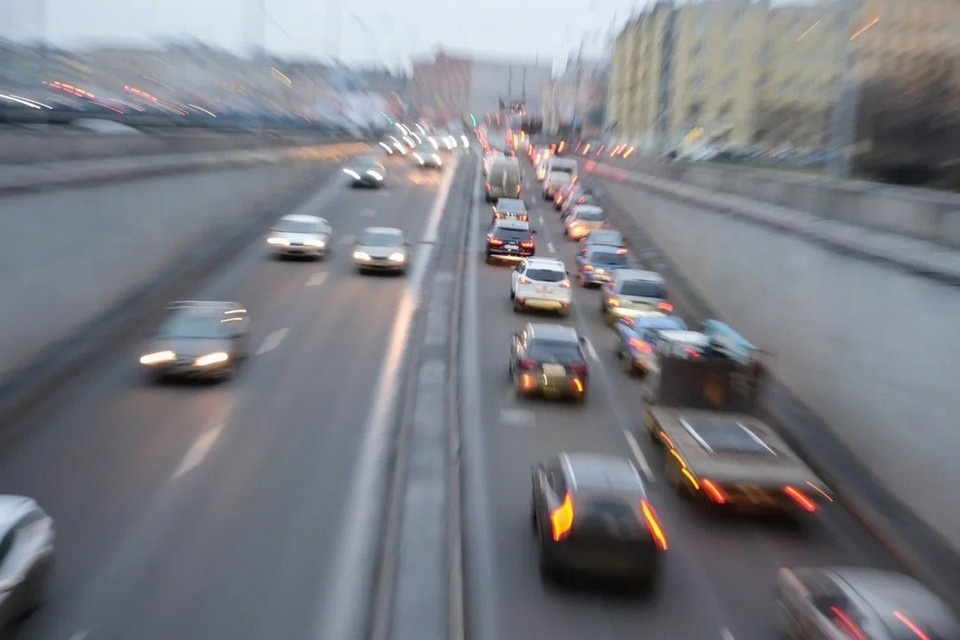    Утренние пробки вновь сковали движение в Новосибирске. Артем КИЛЬКИН