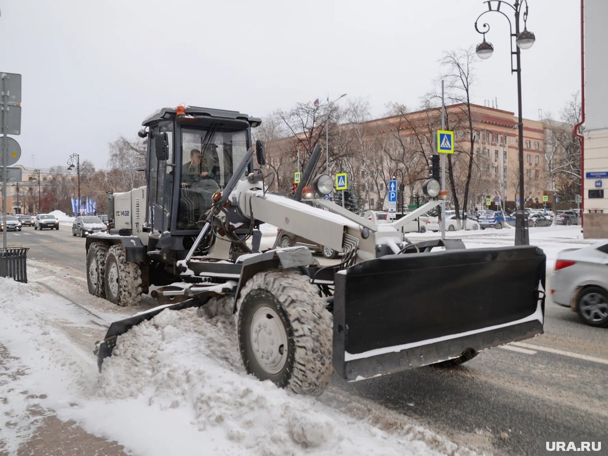     Водитель иномарки не уступил дорогу автогрейдеру