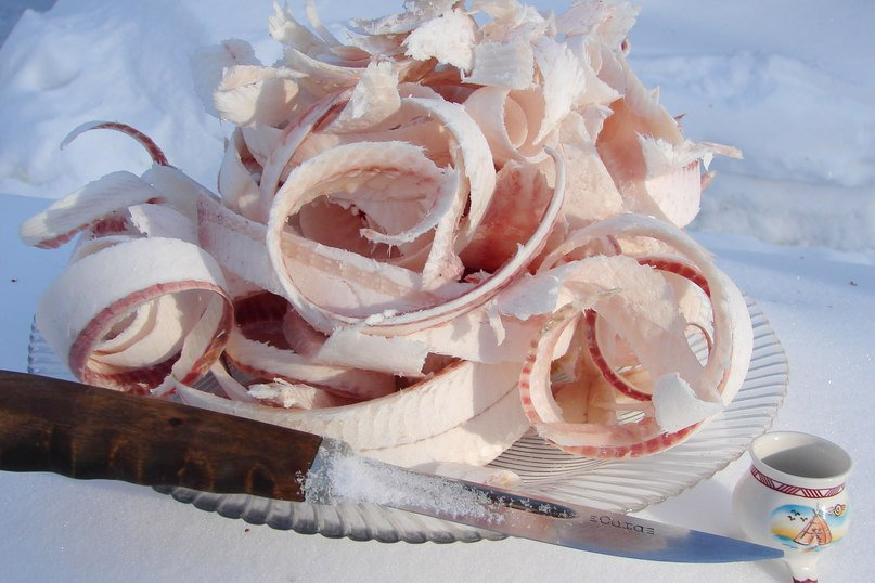 Строганина. Источник https://pic.rutubelist.ru/video/f1/af/f1afb8e36c38f7b9401662d8969f6fb8.jpg.