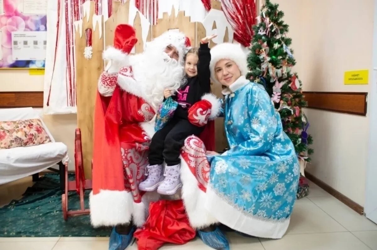    Дед Мороз пришел к детям, встречающих праздник в больничных палатах