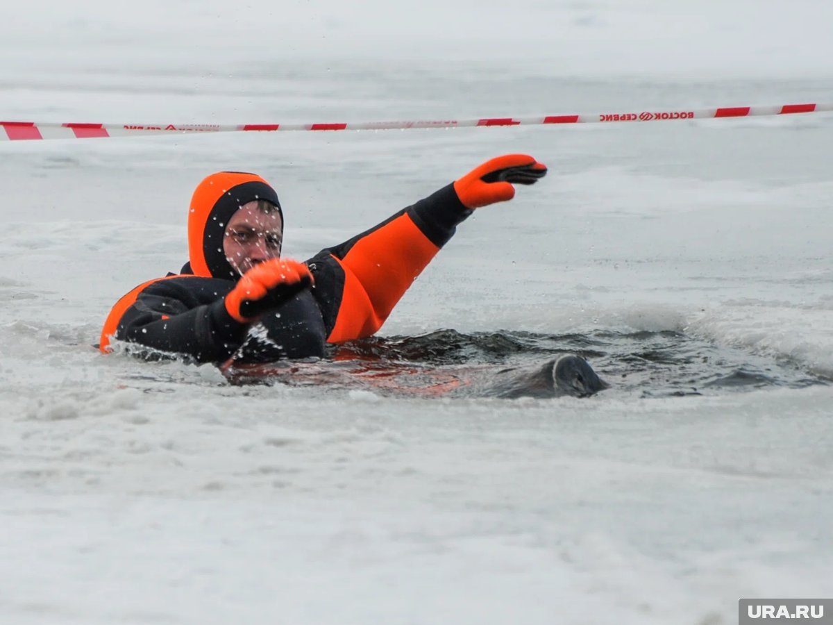     Самостоятельно человек может спастись из воды лишь в первые минуты после падения