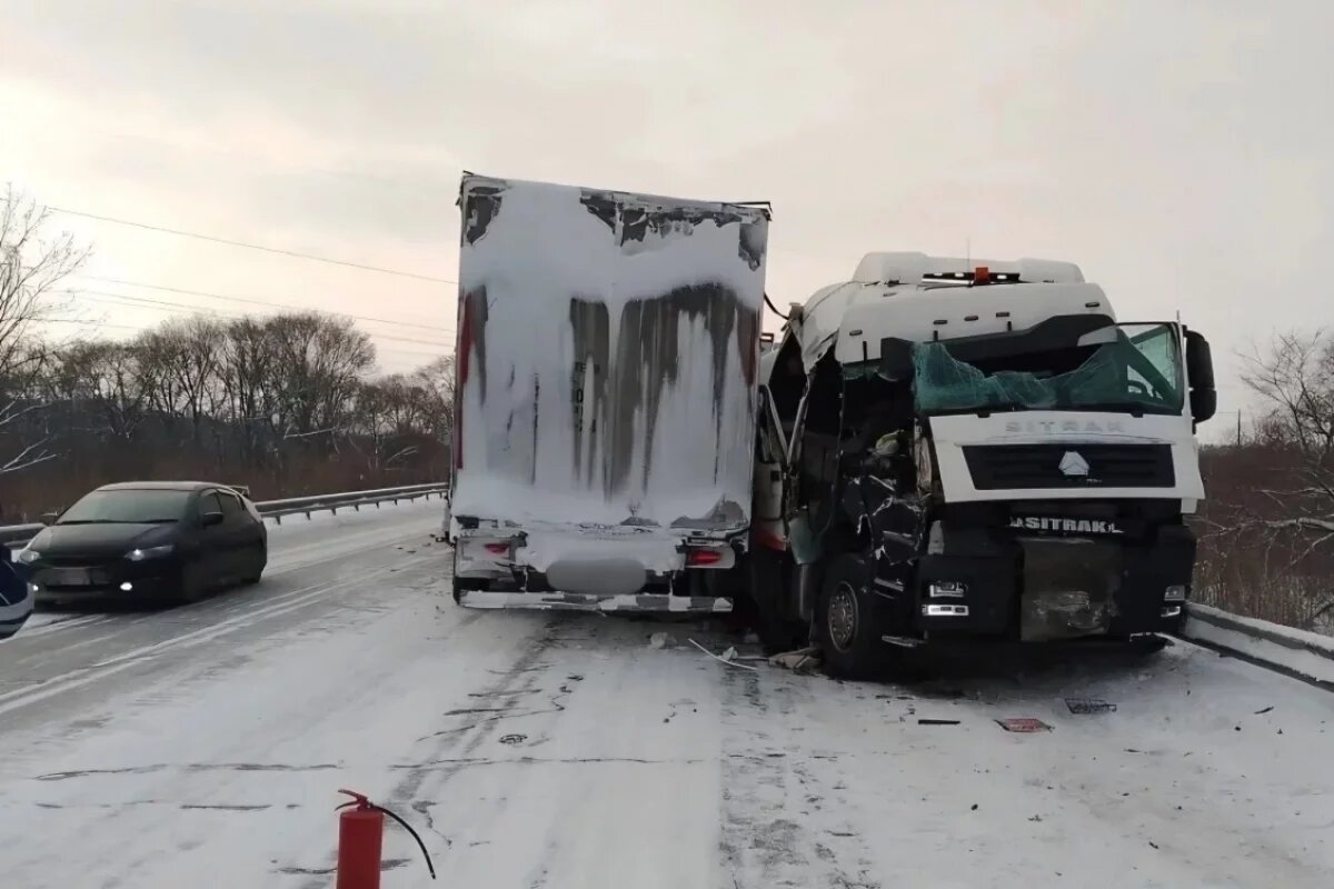    В Хабаровском крае на трассе «Уссури» столкнулись бензовоз и большегруз