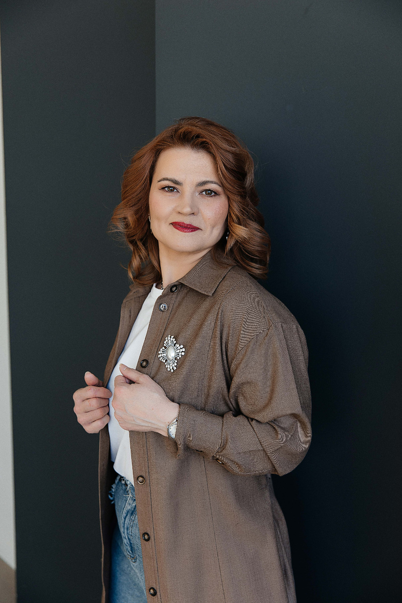 Екатеринбурге и можно ли обмануть детектор лжи?
Начну с ответа на последнюю часть вопроса: обмануть полиграф напрямую невозможно, так как проверка длится около 4 часов и исключает длительный контроль физиологических показателей своего тела.
Однако существуют методы, которые могут повлиять на результаты теста:
1. Применение фармпрепаратов.
2. Задержка дыхания, мысленный счёт, напряжение мышц, технические средства...
В интернете описываются и всякие другие способы. Но опытный специалист на лету распознаёт такие ухищрения.
Здесь нужно помнить, что само по себе введение полиграфолога в заблуждение отразится НЕ в пользу испытуемого.
===
Зачем бизнесу нужна проверка сотрудников на полиграфе?
===
Ответ очевиден: чтобы предотвратить потери денег.
А давайте посчитаем, сколько реально теряет бизнес от неверных кадровых решений и найма не тех людей?
Первое 1.
Если наняли не того по разным причинам, при увольнении сотрудника в первый год работы компания теряет до 2,5 его годовых зарплат.
Второе 2.
Обучение и адаптация, низкий КПД сотрудника в первый год обходится в 55% от зарплаты. У топ-менеджеров эффективность измеряется после года работы, что увеличивает стоимость найма.
Третье 3.
Неумышленные утечки данных и шпионаж — более 2 млн р.
Четвертое 4.
Мелкие хищения, приписки, «левые» продажи самим себе в рознице и HoReCa — до 10% от выручки.
Пятое 5.
Средний ущерб от мошенничества сотрудников крупного бизнеса — около 1,5 млрд р. на один случай.
Если вы наняли не того сотрудника, поставили его не на то место или он замешан в мошеннических схемах либо шпионаже финансовый ущерб компании вырастает в десятки раз и длится во времени в виде репутационных потерь.
Экономически и репутационно целесообразно снижать такие риски. И один из способов — это проверка на полиграфе.
Полиграф — это сложный психофизиологический инструмент, регистрирующий непроизвольные реакции организма человека (дыхание, давление, пульс, кожно-гальваническая реакция) в ответ на значимые для него вопросы.
