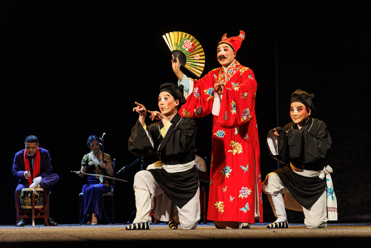 На фото: китайские артисты на иркутской сцене