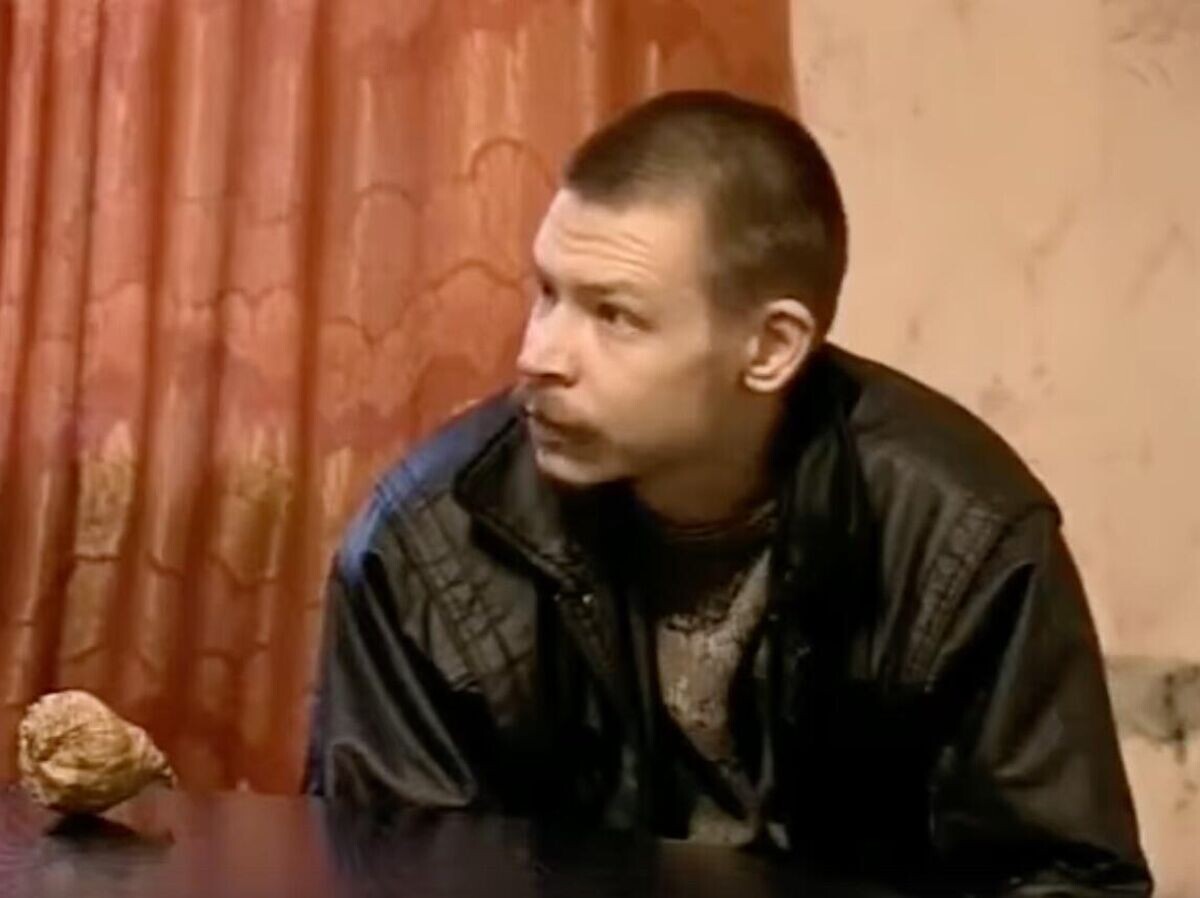    Александр Спесивцев на допросе у следователя. Кадр из фильма "Криминальная Россия. Сибирский Потрошитель"