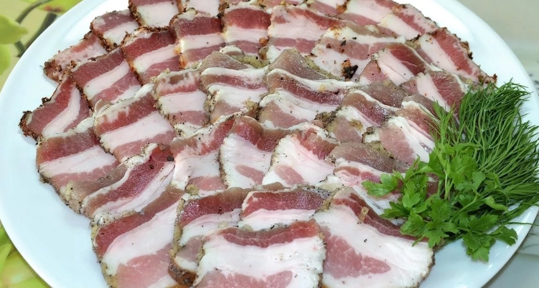 О пользе салаСало — это продукт, который вызывает множество споров о пользе и вреде. Важно понимать, что, как и любой другой продукт, сало имеет свои плюсы и минусы.С одной стороны, сало является источником полезных жиров, которые могут быть важны для организма. Однако его употребление должно быть умеренным, так как избыток жиров может привести к проблемам со здоровьем.Сало содержит витамины и минералы, которые могут поддерживать здоровье организма. Например, в сале есть витамин D и некоторые минералы, которые важны для костной системы и общего здоровья.Тем не менее, сало также содержит насыщенные жиры, которые могут повышать уровень холестерина в крови. Поэтому важно учитывать индивидуальные особенности организма и консультироваться с врачом или диетологом, чтобы определить, можно ли вам употреблять сало и в каком количестве.В любом случае, умеренное употребление сала в составе разнообразного рациона не должно стать препятствием для здорового образа жизни. Важно поддерживать баланс и разнообразие в питании.Помните, что перед изменением рациона лучше проконсультироваться со специалистом.