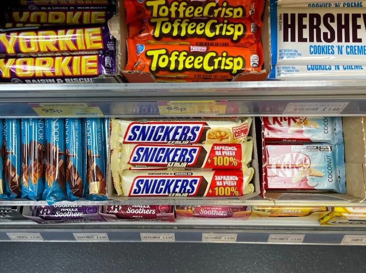    Шоколадные батончики Snickers российского производства в частном продуктовом магазине в Лондоне | © Фото : The New York Times/Stephen Castle
