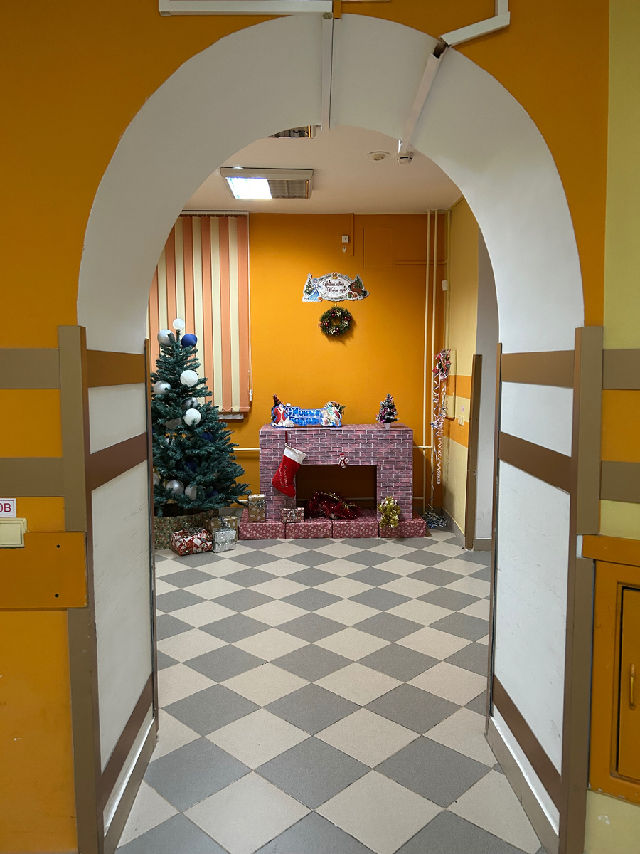 Фото автора. «Праздничная атмосфера» в больнице, а на самом деле это был пустынный оранжевый коридор. И в душе была какая-то пустота
